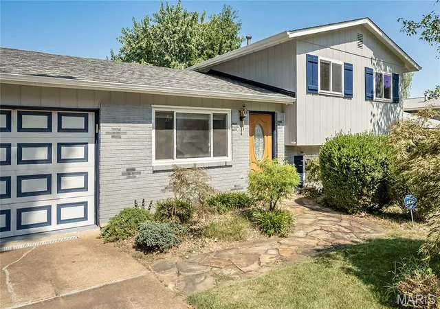 Photo 2 of Sale Pending at 2687 Creekwood Manor Ln, St Louis, MO 63125 | MLS# MIS26052959 | Listing updated on 2026-09-08