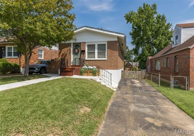 Photo 2 of Single family home for sale at 1520 Bredell Ave, Saint Louis, MO 63117 | MLS# MIS26052961 | Listing updated on 2026-08-31