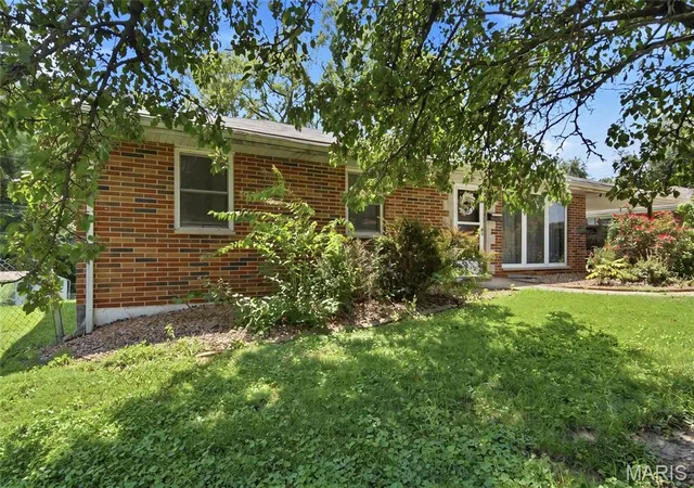 Photo 2 of Single family home for sale at 808 Wilshire Dr, Belleville, IL 62223 | MLS# MIS26052967 | Listing updated on 2026-09-03