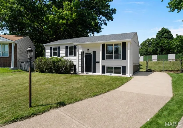 Photo 3 of Single family home for sale at 4119 Diebold Ct, Saint Louis, MO 63125 | MLS# MIS26052994 | Listing updated on 2026-08-24