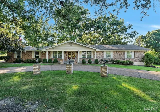 Photo 1 of Sale Pending at 1949 Roth Dr, Saint Louis, MO 63131 | MLS# MIS26053021 | Listing updated on 2026-09-06
