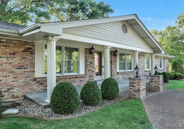 Photo 2 of Sale Pending at 1949 Roth Dr, Saint Louis, MO 63131 | MLS# MIS26053021 | Listing updated on 2026-09-06