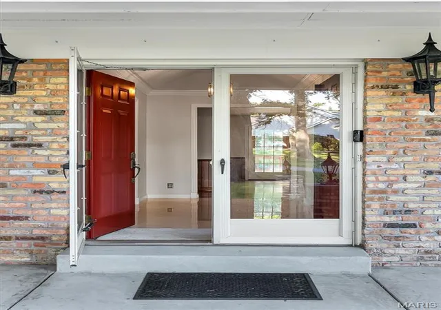 Photo 3 of Sale Pending at 1949 Roth Dr, Saint Louis, MO 63131 | MLS# MIS26053021 | Listing updated on 2026-09-06
