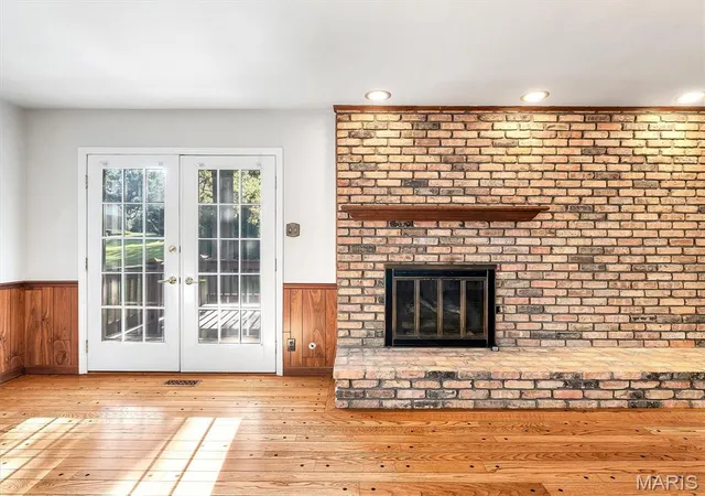 Photo 3 of Sale Pending at 1949 Roth Dr, Saint Louis, MO 63131 | MLS# MIS26053021 | Listing updated on 2026-09-06