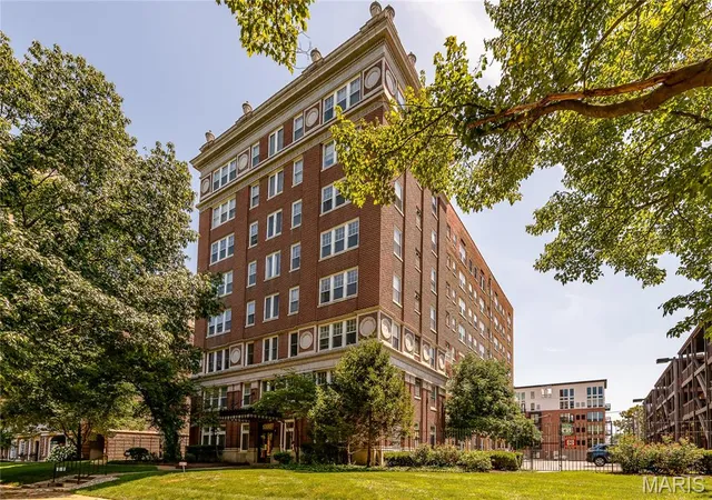 Listing Photo 4 - Condo for sale in building located at 5330 Pershing, St Louis, MO 63112 - Unit #706