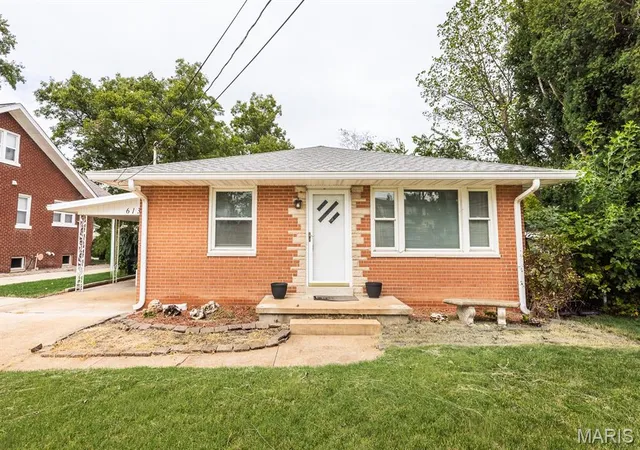 Photo 1 of Single family home for sale at 613 W Main St, Mascoutah, IL 62258 | MLS# MIS26053046 | Listing updated on 2026-10-22