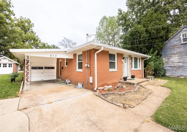 Photo 2 of Single family home for sale at 613 W Main St, Mascoutah, IL 62258 | MLS# MIS26053046 | Listing updated on 2026-10-22