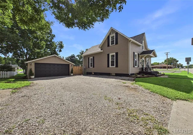 Photo 3 of Sale Pending at 801 Poplar St, Highland, IL 62249 | MLS# MIS26053050 | Listing updated on 2026-08-24