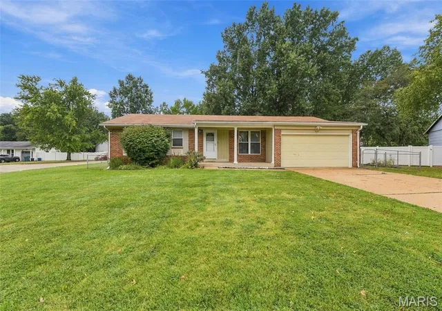 Photo 2 of Sale Pending at 1427 Twin Trails Dr, Fenton, MO 63026 | MLS# MIS26053060 | Listing updated on 2026-09-27