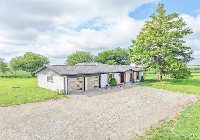 3rd image of 11138 State Route 161, Mascoutah, IL 62258 | MLS# MIS26053070