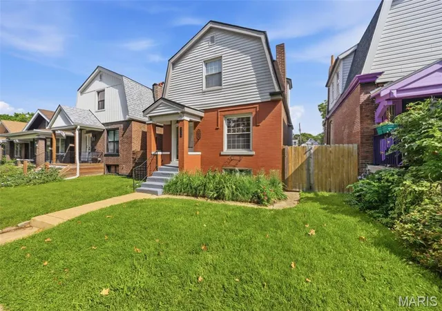 Photo 3 of Sale Pending at 4325 Wyoming St, St Louis, MO 63116 | MLS# MIS26053073 | Listing updated on 2026-08-23