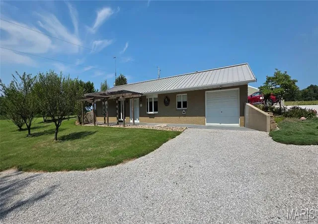Photo 2 of Single family home for sale at 6173 Collins Rd, Ellis Grove, IL 62241 | MLS# MIS26053109 | Listing updated on 2026-08-23
