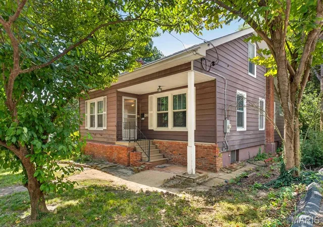 Photo 2 of Single family home for sale at 1439 Grant Rd, St Louis, MO 63119 | MLS# MIS26053114 | Listing updated on 2026-09-02