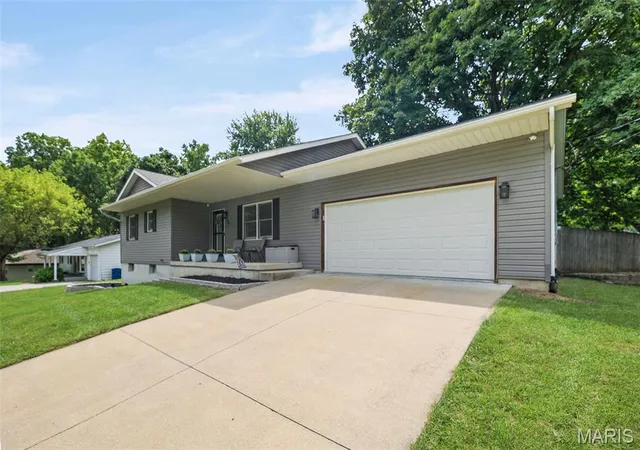 2nd image of 32 Grainey Dr, Glen Carbon, IL 62034 | MLS# MIS26053134