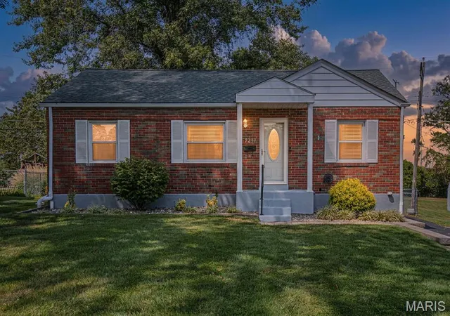 Photo 1 of Single family home for sale at 9251 Southview Ln, Saint Louis, MO 63123 | MLS# MIS26053145 | Listing updated on 2026-09-16