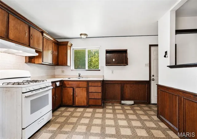 Photo 3 of Sale Pending at 210 Connolly Dr, St Louis, MO 63135 | MLS# MIS26053151 | Listing updated on 2026-09-01