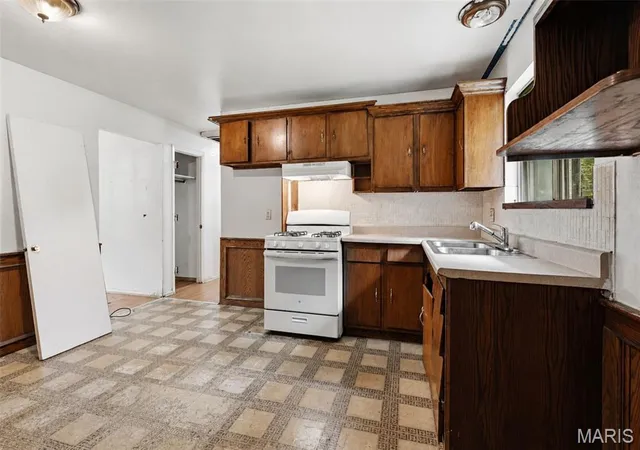 Photo 3 of Sale Pending at 210 Connolly Dr, St Louis, MO 63135 | MLS# MIS26053151 | Listing updated on 2026-09-01