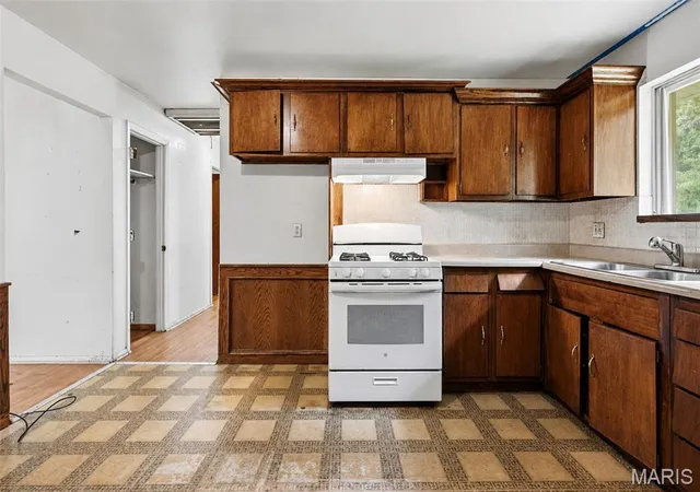 Photo 4 of Sale Pending at 210 Connolly Dr, St Louis, MO 63135 | MLS# MIS26053151 | Listing updated on 2026-09-01