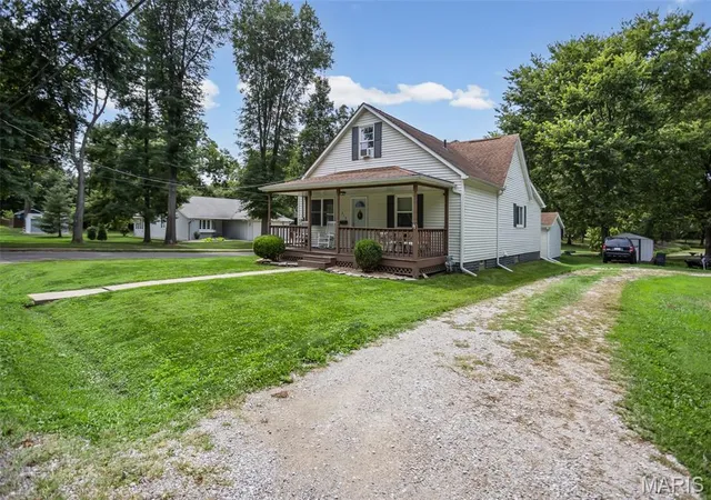 Photo 1 of Sale Pending at 319 Quarry St, Staunton, IL 62088 | MLS# MIS26053159 | Listing updated on 2026-08-19