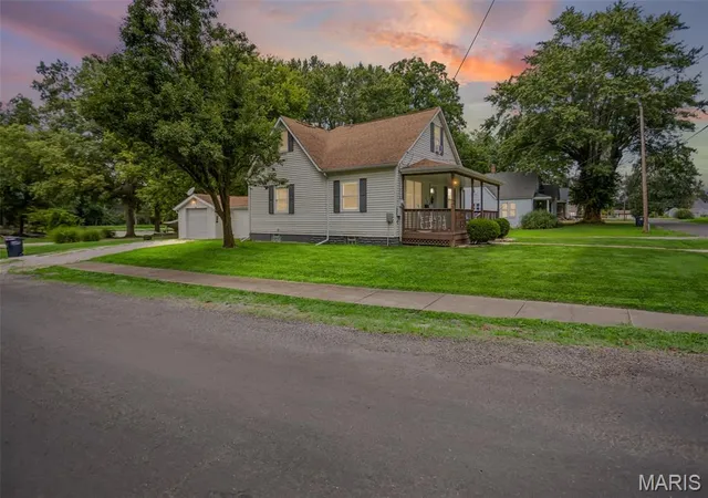 Photo 2 of Sale Pending at 319 Quarry St, Staunton, IL 62088 | MLS# MIS26053159 | Listing updated on 2026-08-19