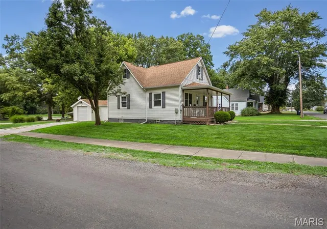 Photo 2 of Sale Pending at 319 Quarry St, Staunton, IL 62088 | MLS# MIS26053159 | Listing updated on 2026-08-19