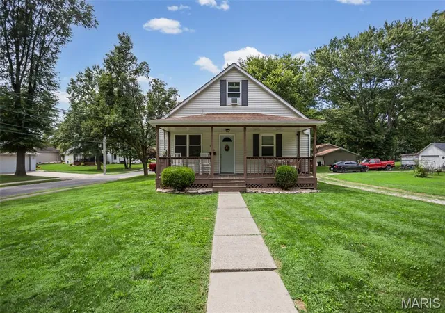 Photo 3 of Sale Pending at 319 Quarry St, Staunton, IL 62088 | MLS# MIS26053159 | Listing updated on 2026-08-19