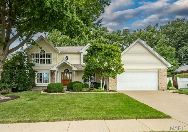 Photo 1 of Sale Pending at 1551 Country Bend Dr, Saint Charles, MO 63303 | MLS# MIS26053179 | Listing updated on 2026-08-26
