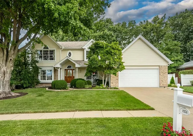 Photo 2 of Sale Pending at 1551 Country Bend Dr, Saint Charles, MO 63303 | MLS# MIS26053179 | Listing updated on 2026-08-26