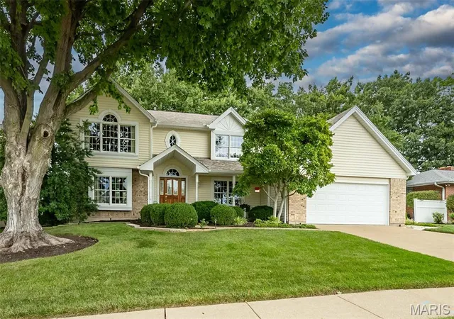 Photo 3 of Sale Pending at 1551 Country Bend Dr, Saint Charles, MO 63303 | MLS# MIS26053179 | Listing updated on 2026-08-26