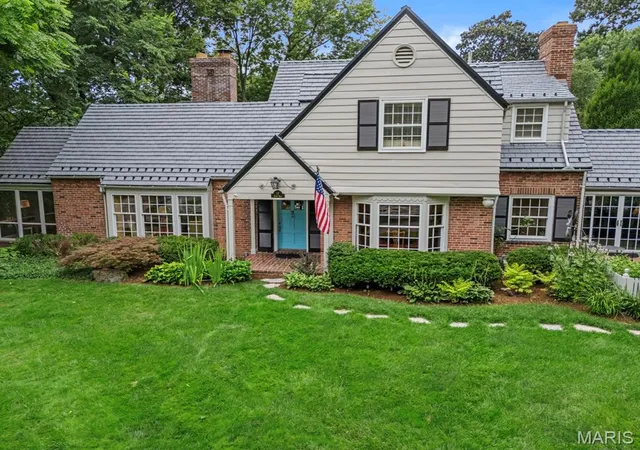 Photo 3 of Sale Pending at 17 Devon Rd, Saint Louis, MO 63122 | MLS# MIS26053182 | Listing updated on 2026-09-14