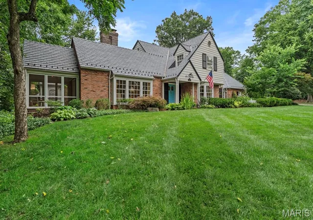 Photo 3 of Sale Pending at 17 Devon Rd, Saint Louis, MO 63122 | MLS# MIS26053182 | Listing updated on 2026-09-14