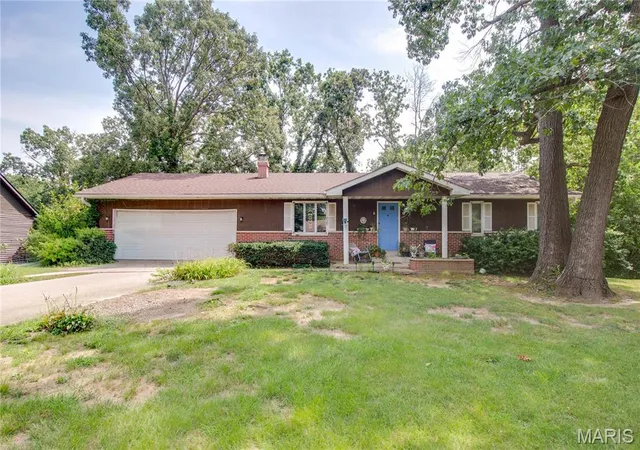 Photo 1 of Sale Pending at 17652 Ridge Dr, Carlinville, IL 62626 | MLS# MIS26053191 | Listing updated on 2026-08-25