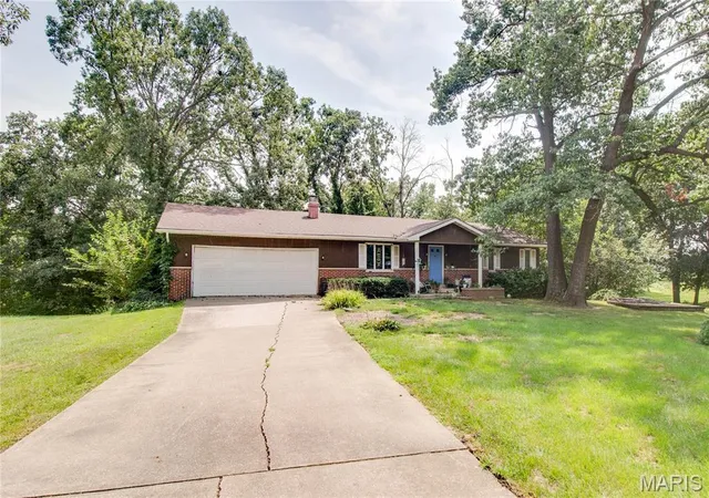 Photo 2 of Sale Pending at 17652 Ridge Dr, Carlinville, IL 62626 | MLS# MIS26053191 | Listing updated on 2026-08-25