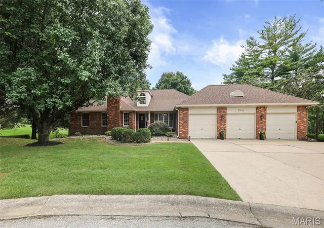 2nd image of 342 Oak Hill Dr, Belleville, IL 62223 | MLS# MIS26053200