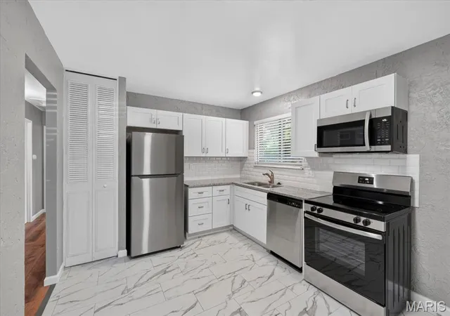 Photo 4 of Single family home for sale at 2428 Golfway Dr, Saint Charles, MO 63301 | MLS# MIS26053215 | Listing updated on 2026-09-19