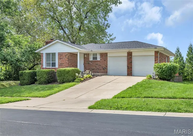 Photo 1 of Sale Pending at 1401 Tamarack Dr, Saint Charles, MO 63301 | MLS# MIS26053218 | Listing updated on 2026-08-31