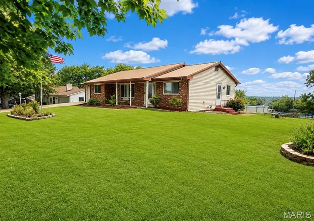 Photo 3 of Single family home for sale at 810 S School St, Desloge, MO 63601 | MLS# MIS26053240 | Listing updated on 2026-09-07