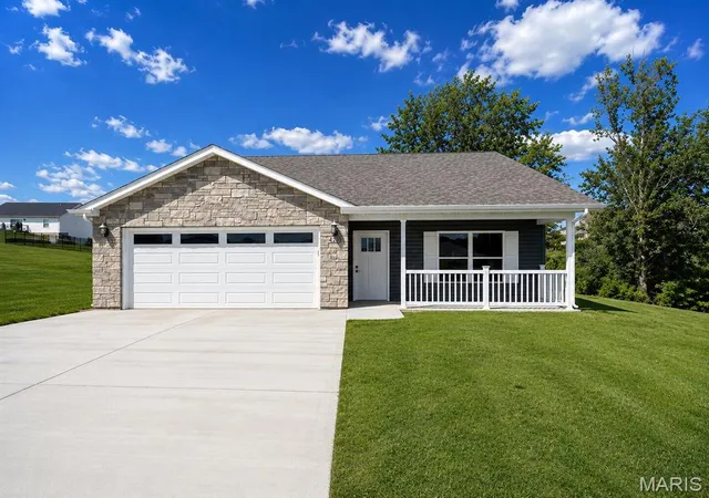 Photo 1 of Single family home for sale at 427 Cloverleaf Dr, Washington, MO 63090 | MLS# MIS26053245 | Listing updated on 2026-09-03