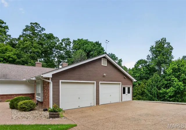 Photo 3 of Single family home for sale at 29 Greenview Dr, Defiance, MO 63341 | MLS# MIS26053250 | Listing updated on 2026-10-13