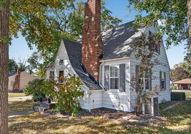 Photo 2 of Single family home for sale at 1391 Fairfax St, Carlyle, IL 62231 | MLS# MIS26053252 | Listing updated on 2026-10-16