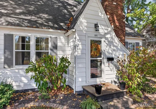 Photo 3 of Single family home for sale at 1391 Fairfax St, Carlyle, IL 62231 | MLS# MIS26053252 | Listing updated on 2026-10-16
