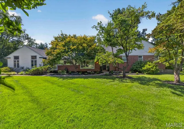 Photo 2 of Mansion for sale at 11 High Acres Dr, Saint Louis, MO 63132 | MLS# MIS26053254 | Listing updated on 2026-09-29