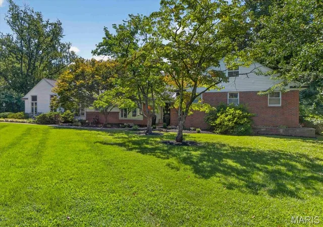 Photo 3 of Mansion for sale at 11 High Acres Dr, Saint Louis, MO 63132 | MLS# MIS26053254 | Listing updated on 2026-09-29