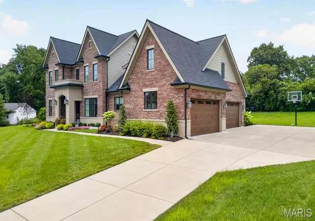 Photo 2 of Sale Pending at 3032 Fallbrook Dr, Frontenac, MO 63131 | MLS# MIS26053257 | Listing updated on 2026-08-29