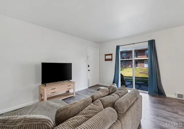 Listing Photo 5 - Condo for sale in building located at 6935 Colonial Woods Dr, Saint Louis, MO 63129 - Unit #23