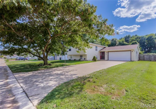 Photo 2 of Single family home for sale at 4708 Storeyland Dr, Alton, IL 62002 | MLS# MIS26053261 | Listing updated on 2026-09-08