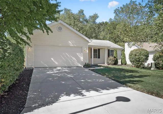 Photo 3 of Single family home for sale at 226 Barrington Dr, Saint Peters, MO 63376 | MLS# MIS26053263 | Listing updated on 2026-10-08