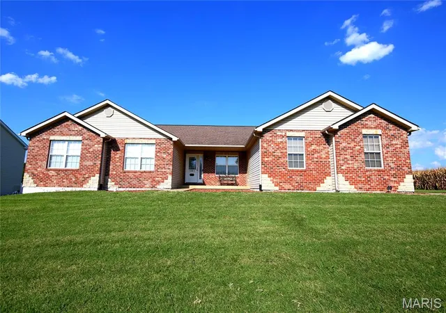 Photo 2 of Single family home for sale at 1101 Olde Lantern Ln, Belleville, IL 62223 | MLS# MIS26053272 | Listing updated on 2026-10-02