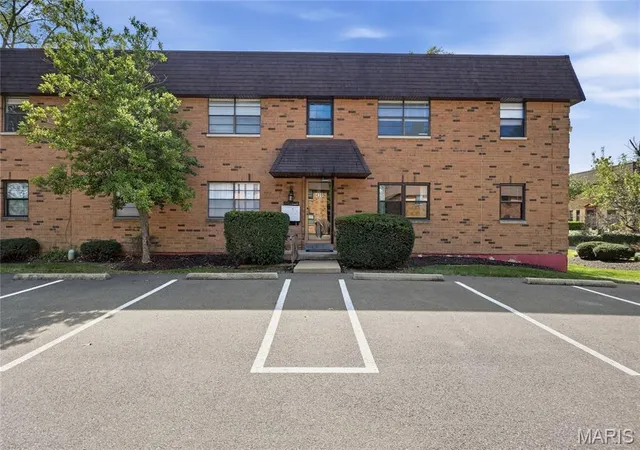 Photo 1 of Condo for sale at 439 S Clay Ave #4, Saint Louis, MO 63122 | MLS# MIS26053282 | Listing updated on 2026-10-07