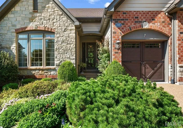 Photo 2 of Single family home for sale at 195 Kendall Bluff Ct, Chesterfield, MO 63017 | MLS# MIS26053285 | Listing updated on 2026-09-14